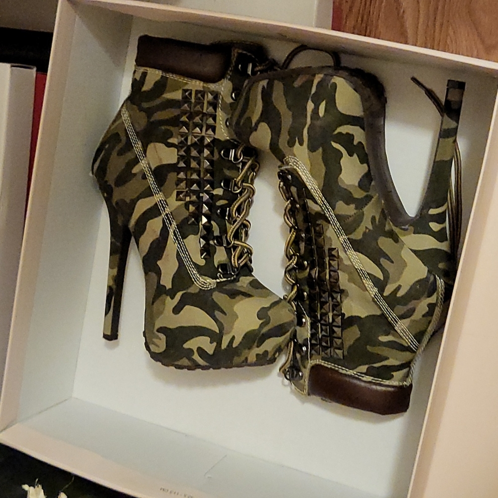5.5 heeled booties